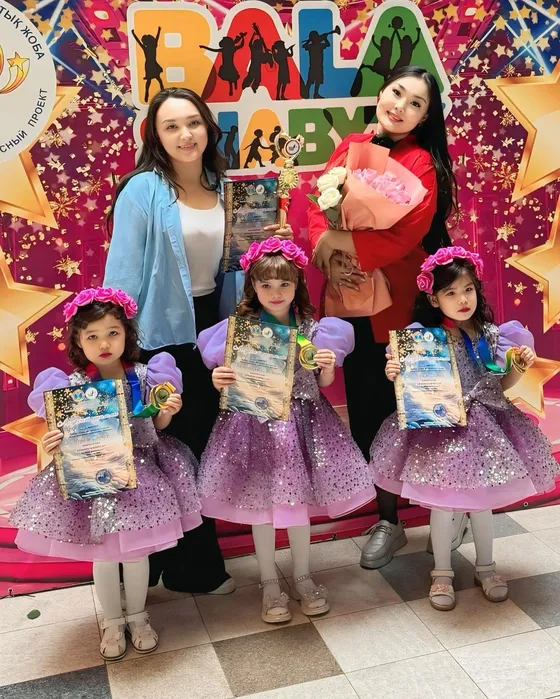 Ән байқауының жеңімпаздары тәрбиешілерімен