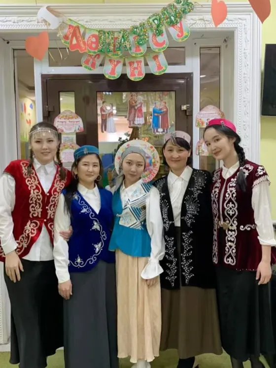 Амал мерекесі: ұстаздар ұлттық киімде